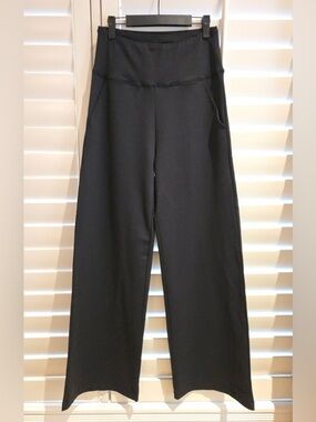 Classic High-Rise Wide-Leg Pants in Black